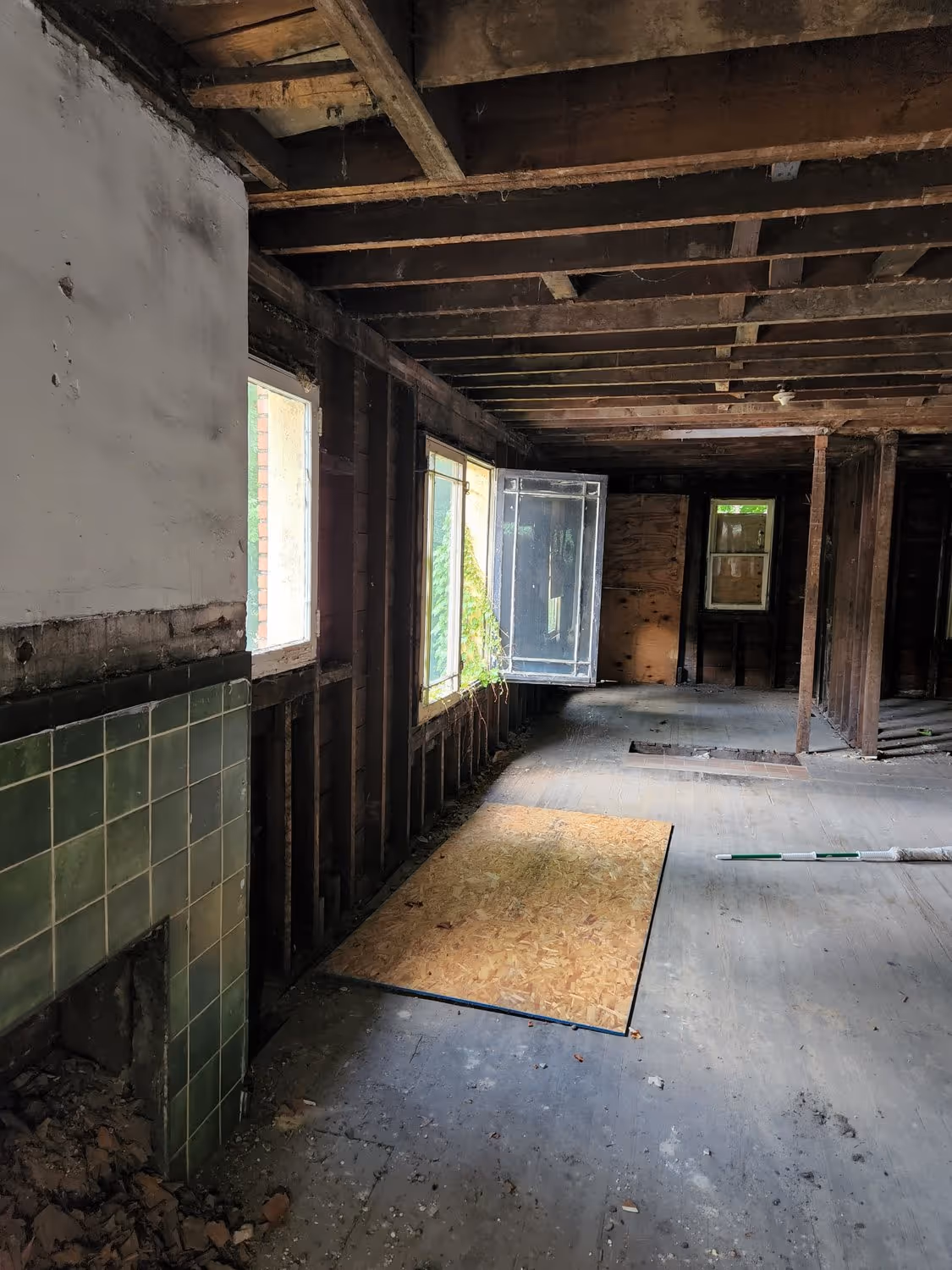 438 N. Fairmount, before: interior
